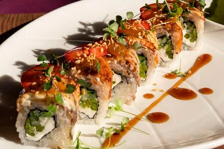 Ролл с угрем, спаржей и клубникой