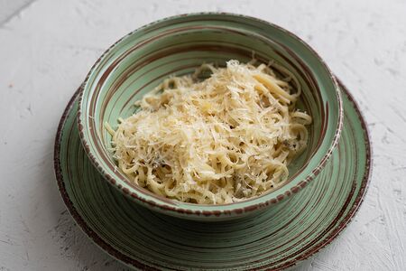 Паста качо пепе с сыром грюйер и черным перцем