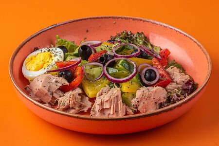 Салат с тунцом