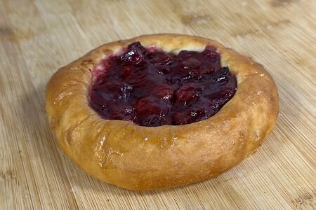 Ватрушка с вишней