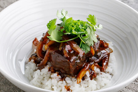 Телячьи щеки в устричном соусе