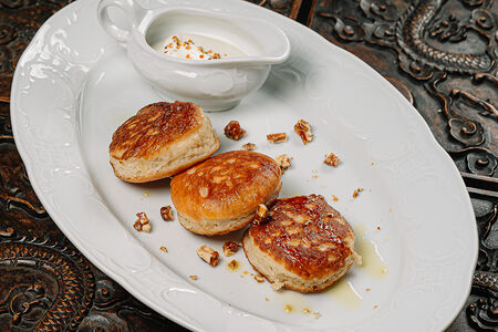 Оладьи с медом и сметаной