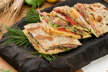 Якутская лепешка с ростбифом и овощами