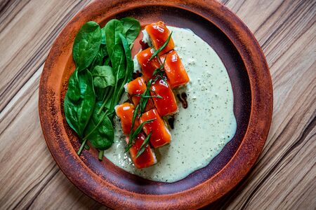 Ролл с лососем, крабом и соусом халапеньо