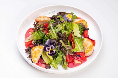 Гребешки, листья салата, малиновый соус