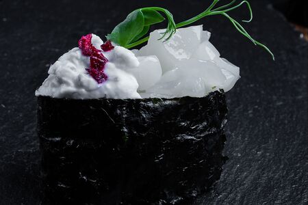 Гункан с гребешком и чиа