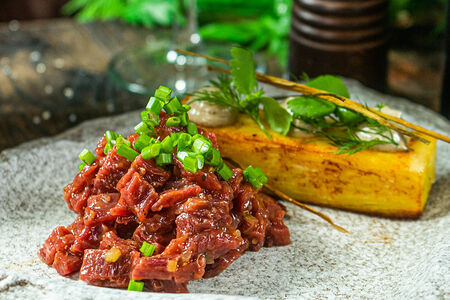 Тартар из говяжьей вырезки с картофельным гратеном