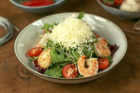 Микс-салат с тигровыми креветками