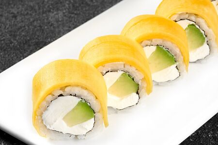 Ролл Манго-авокадо