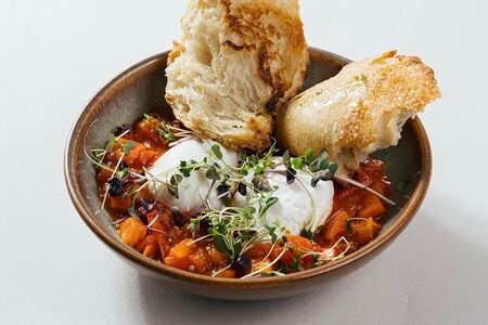 А-ля шакшука с яйцами-пашот и тартином