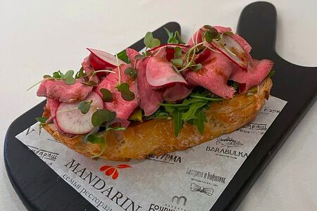 Брускетта с ростбифом и рукколой