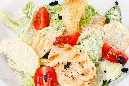 Салат Цезарь с курицей