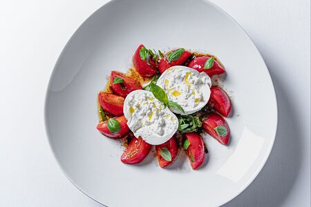 Буратта со сладкими томатами