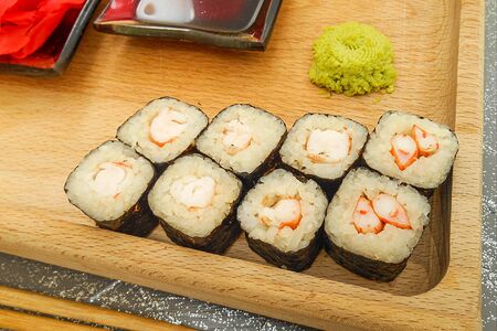 Ролл с креветкой