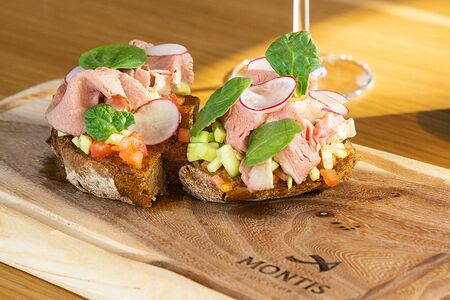 Брускетта с ростбифом и томатами конкассе