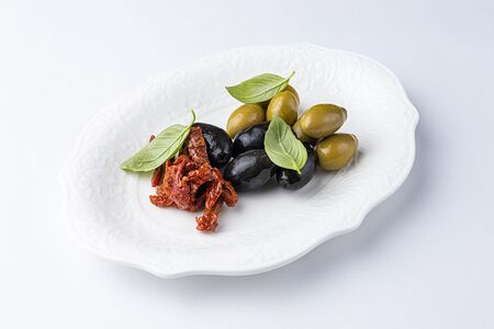 Ассорти оливок и маслин