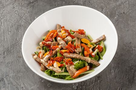 Салат с говядиной и овощами