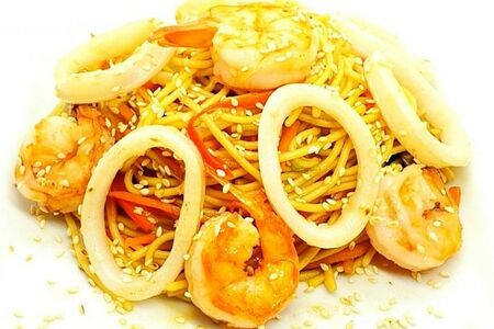 Яичная лапша с морепродуктами и овощами