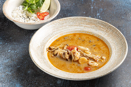 Том ям с морепродуктами