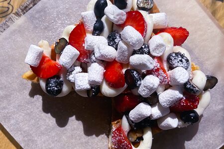 Сливочный соус и свежие ягоды