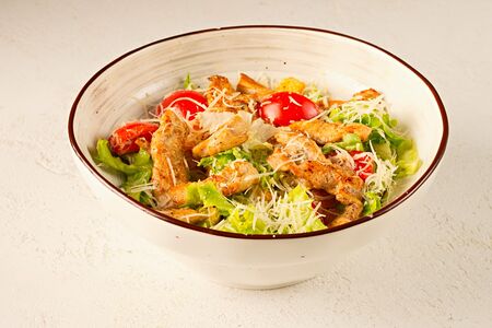 Салат Цезарь с курицей