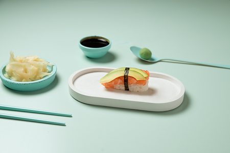 Суши с лососем и авокадо