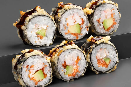 Ролл Калифорния с крабом и авокадо теплый