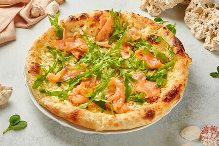 Пицца с лососем