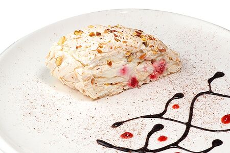 Меренговый рулет с малиной и фисташкой