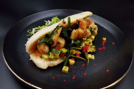 Сэндвич Бао с тигровыми креветками