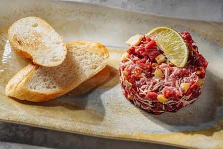 Тартар из говядины с пармезаном