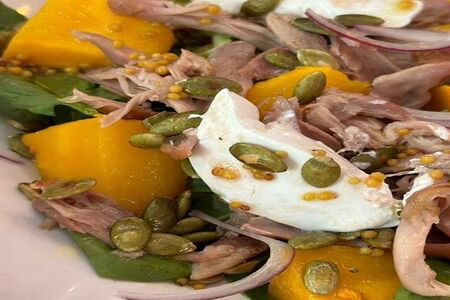 Салат с запеченной тыквой, уткой конфи и козьим сыром