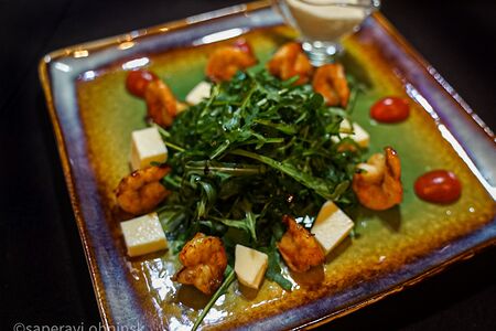 Руккола с креветками под соусом сациви