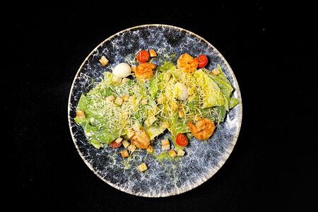 Салат Цезарь с креветками