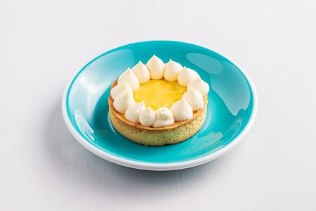 Тарт с маракуйей и персиком