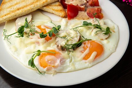 Глазунья с куриной грудкой и томатами