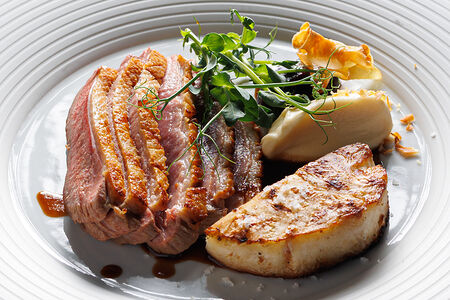 Филе утки с луковым мармеладом и копченым корнем сельдерея