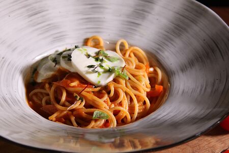 Паста с томатами и молодой моцареллой