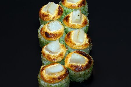 Запеченный ролл с гребешками острый