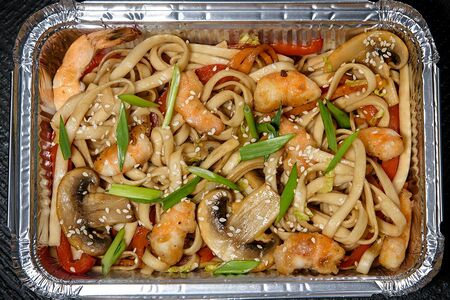 Удон с креветками под устричным соусом