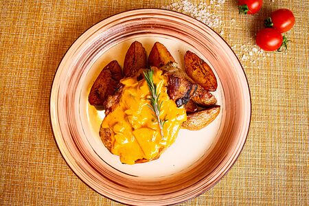 Свиная корейка под сливочно-грибным соусом