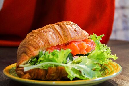 Круассанчик с лососем
