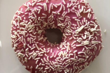 Донат розовый