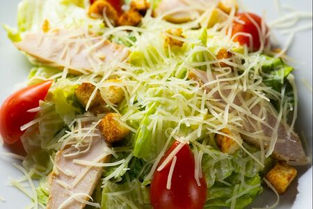 Салат Цезарь с курицей