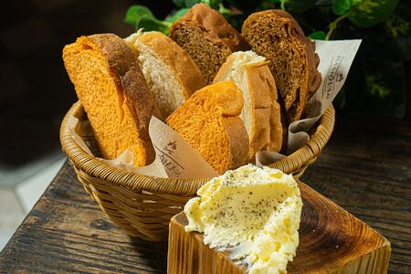 Корзина хлеба со сливочным маслом