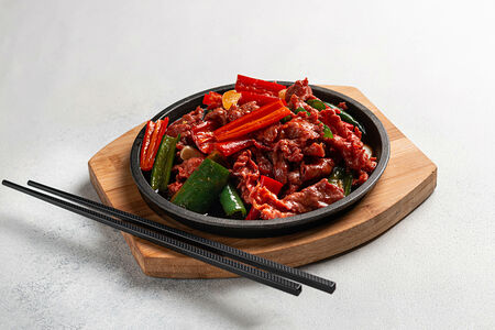 Острая говядина на сковороде