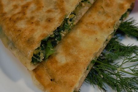 Лепешка, фаршированная яйцом и черемшой