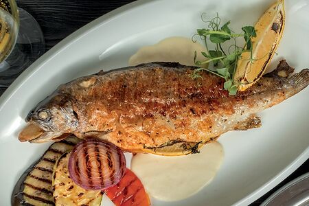 Форель с овощами