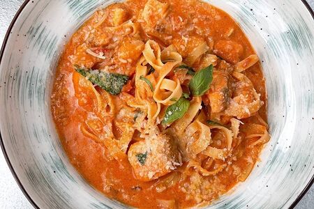 Паста с лососем в томатно-сливочном соусе