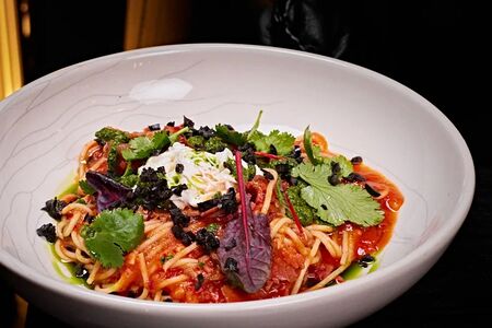 Спагетти с томатами, пастрами и страчателлой